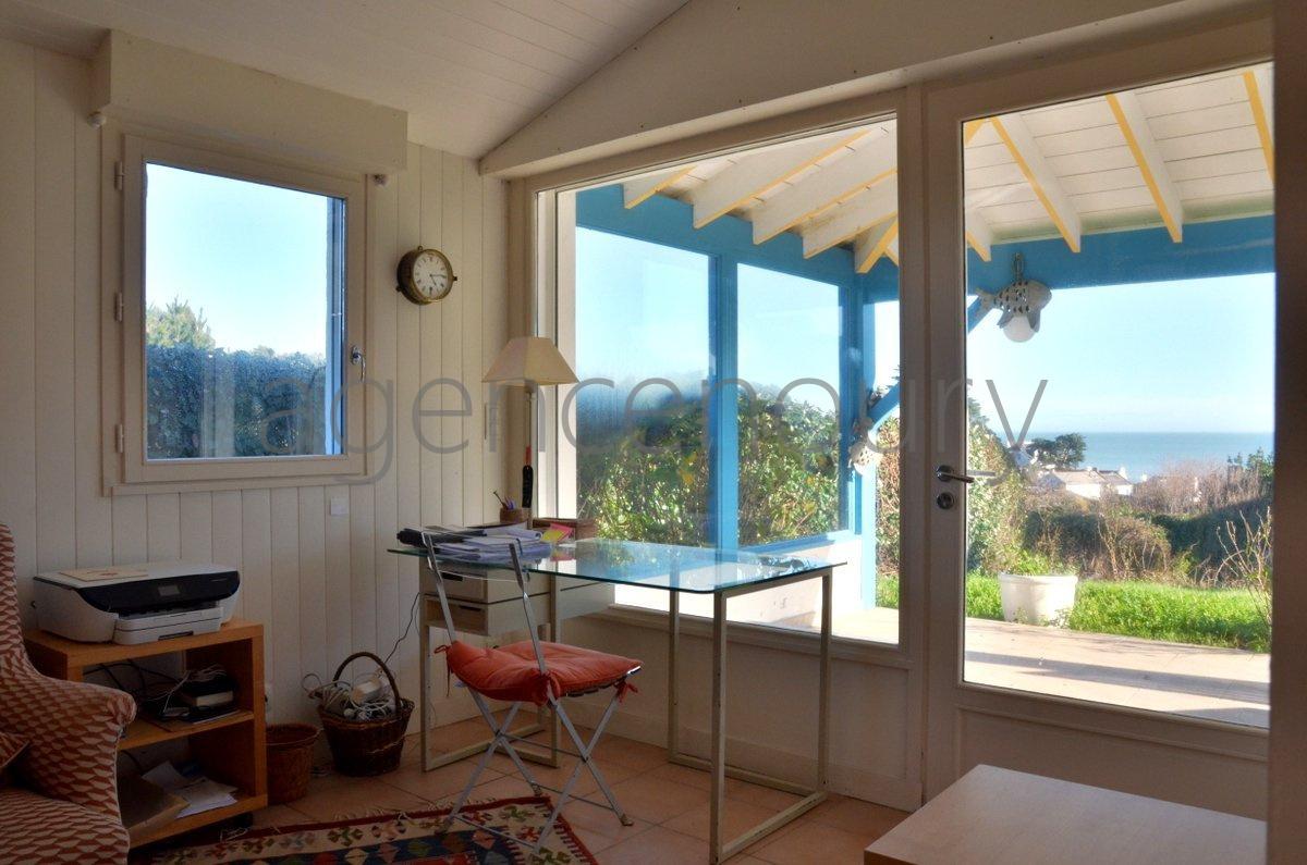 Dominant la mer, au bout d'une impasse, au dessus du port de Sauzon...