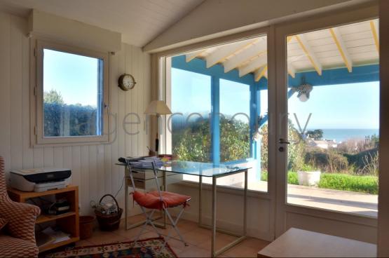 Dominant la mer, au bout d'une impasse, au dessus du port de Sauzon...