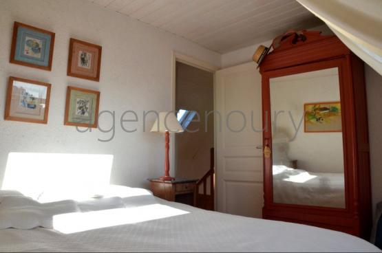 Dominant la mer, au bout d'une impasse, au dessus du port de Sauzon...