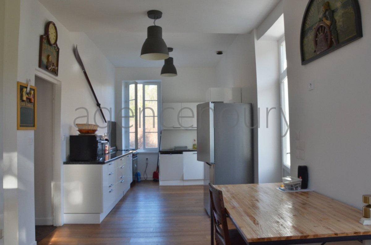 Isol�e au c�ur d'un magnifique vallon travers� par une jolie petite route bois�e... 