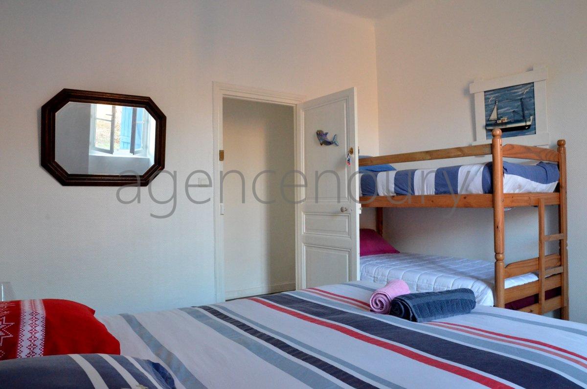 Isol�e au c�ur d'un magnifique vallon travers� par une jolie petite route bois�e... 