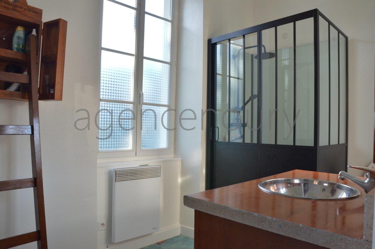 Isol�e au c�ur d'un magnifique vallon travers� par une jolie petite route bois�e... 