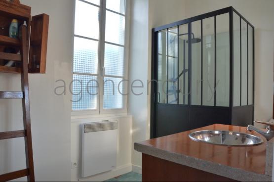 Isol�e au c�ur d'un magnifique vallon travers� par une jolie petite route bois�e... 