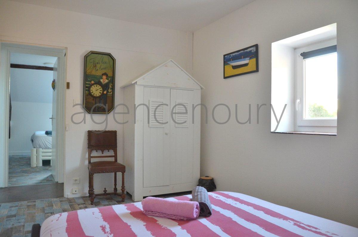 Isol�e au c�ur d'un magnifique vallon travers� par une jolie petite route bois�e... 