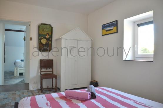 Isol�e au c�ur d'un magnifique vallon travers� par une jolie petite route bois�e... 