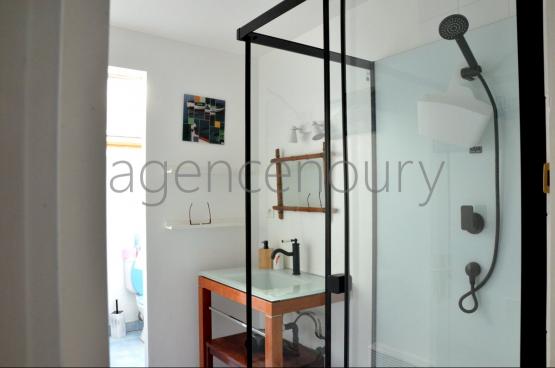 Isol�e au c�ur d'un magnifique vallon travers� par une jolie petite route bois�e... 