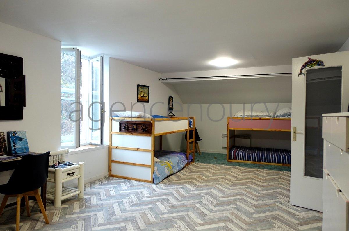 Isol�e au c�ur d'un magnifique vallon travers� par une jolie petite route bois�e... 