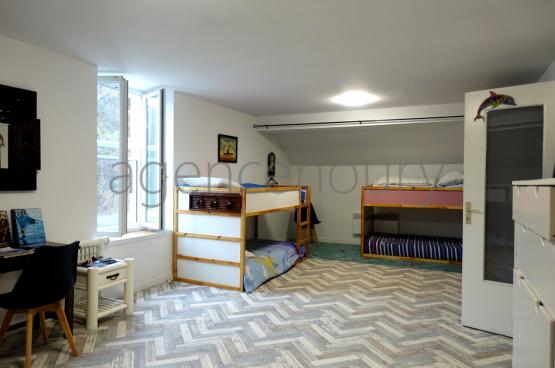 Isol�e au c�ur d'un magnifique vallon travers� par une jolie petite route bois�e... 