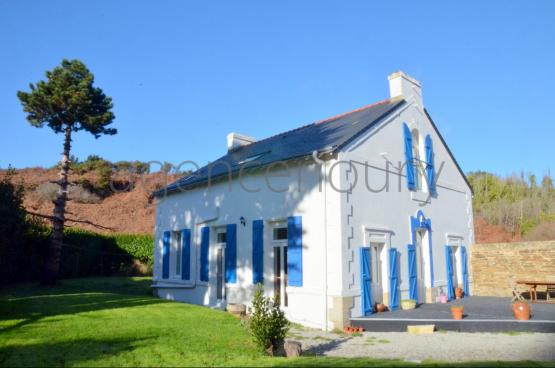 Isol�e au c�ur d'un magnifique vallon travers� par une jolie petite route bois�e... 