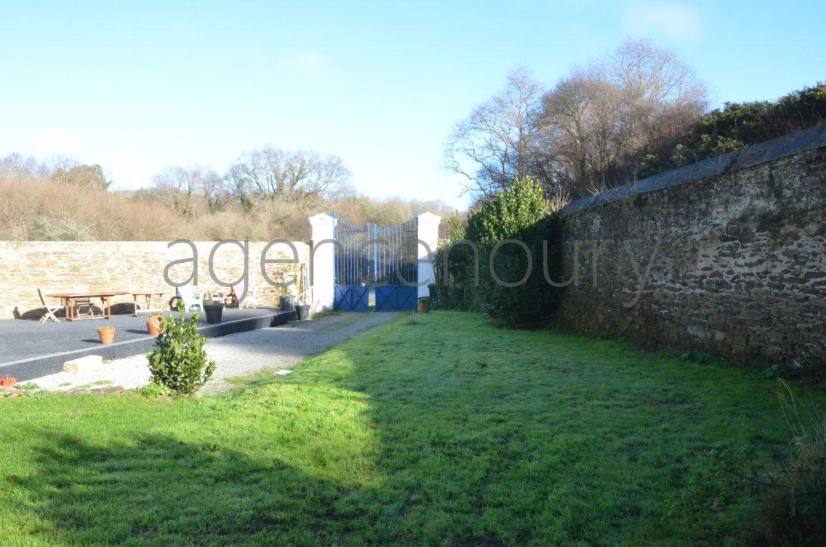 Isol�e au c�ur d'un magnifique vallon travers� par une jolie petite route bois�e... 