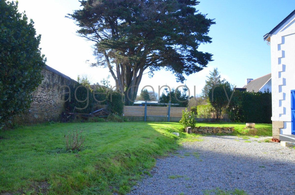 Isol�e au c�ur d'un magnifique vallon travers� par une jolie petite route bois�e... 